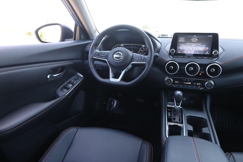 Nissan Sentra Vehicle Image 21
