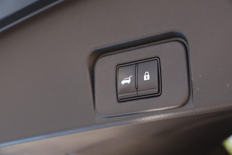 Nissan Rogue Vehicle Image 08