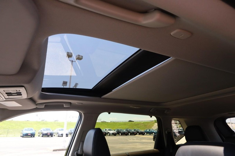Nissan Rogue Vehicle Image 09