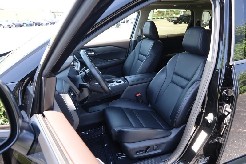 Nissan Rogue Vehicle Image 10