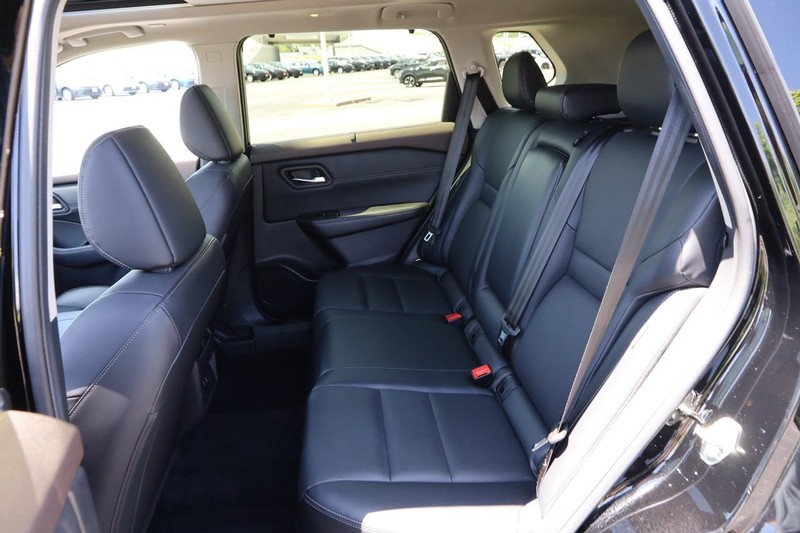 Nissan Rogue Vehicle Image 11