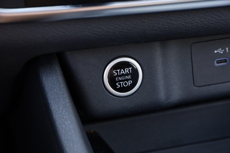 Nissan Rogue Vehicle Image 16