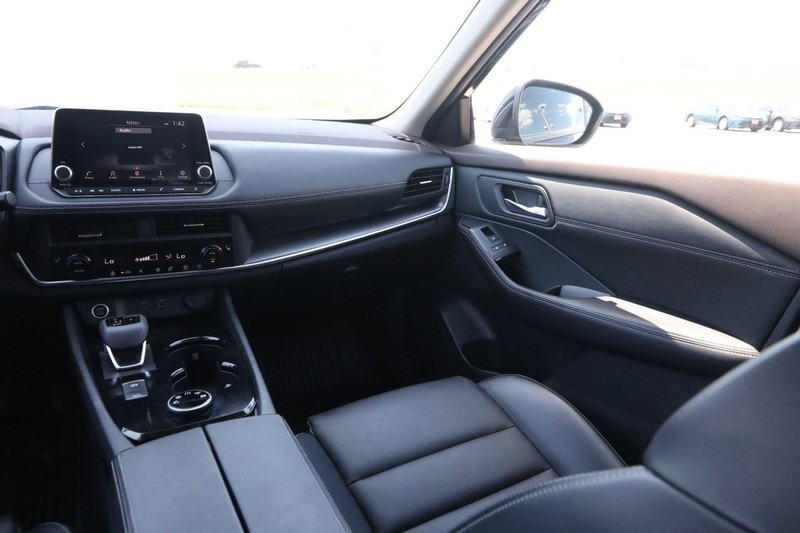 Nissan Rogue Vehicle Image 26