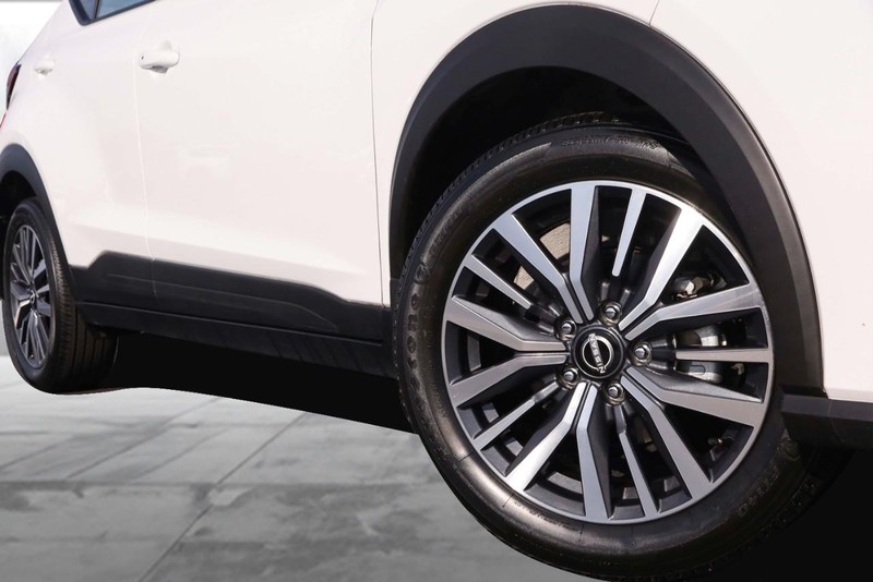 Nissan Kicks Vehicle Image 03