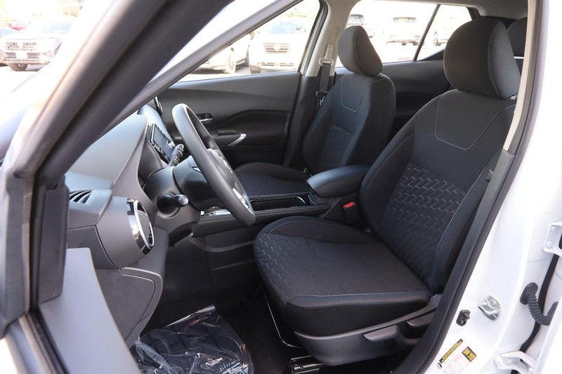 Nissan Kicks Vehicle Image 08