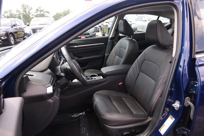 Nissan Altima Vehicle Image 09