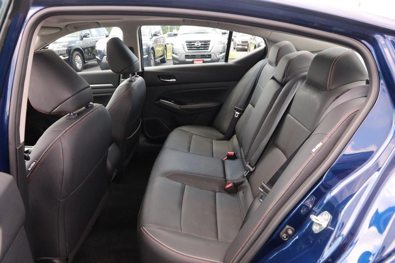Nissan Altima Vehicle Image 10