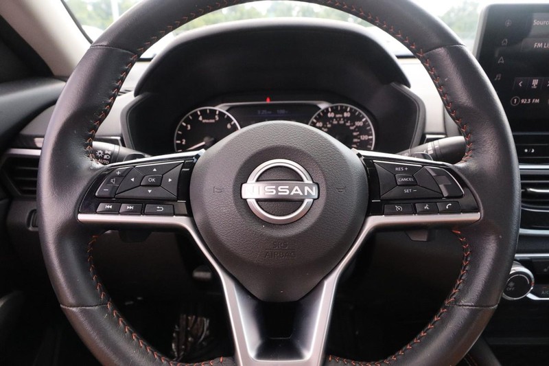 Nissan Altima Vehicle Image 11