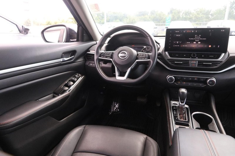 Nissan Altima Vehicle Image 21
