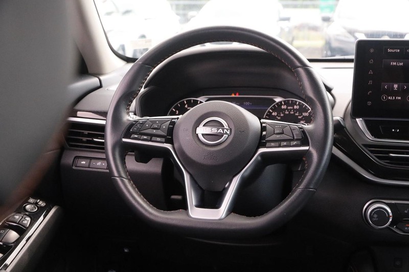 Nissan Altima Vehicle Image 22
