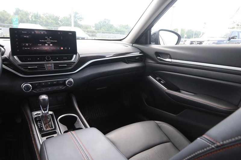 Nissan Altima Vehicle Image 24
