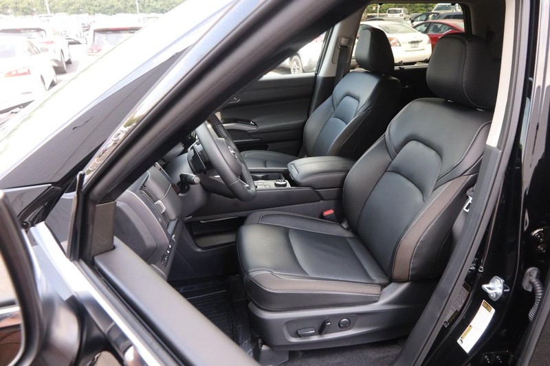 Nissan Pathfinder Vehicle Image 10
