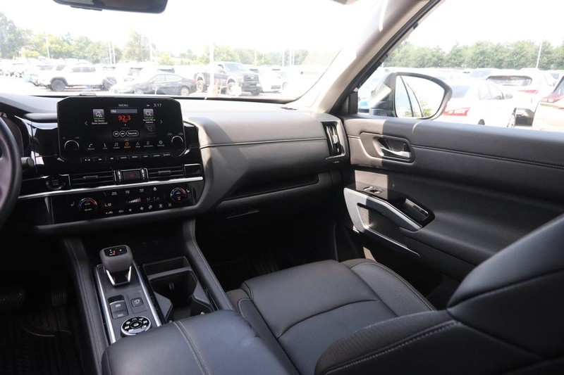 Nissan Pathfinder Vehicle Image 27