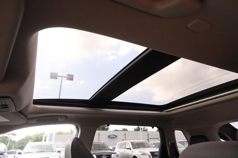 Nissan Rogue Vehicle Image 09