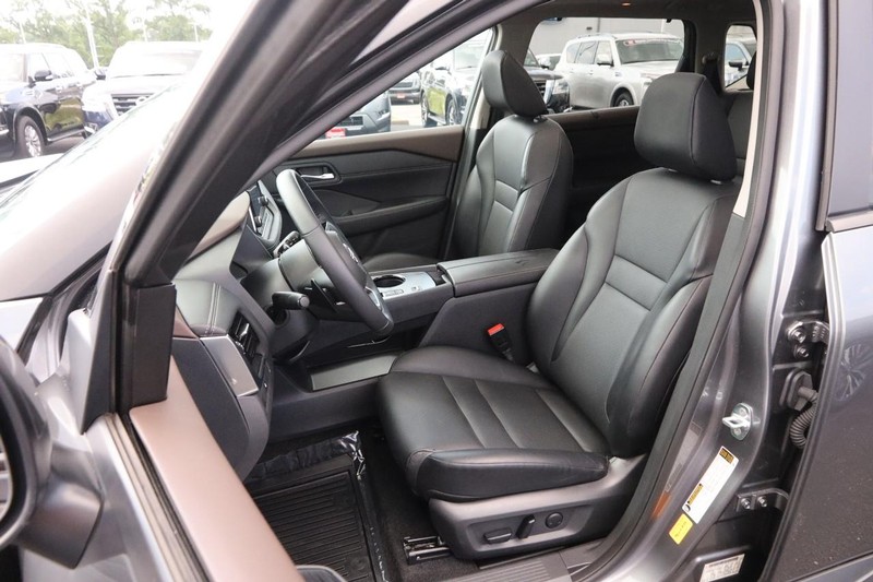 Nissan Rogue Vehicle Image 10