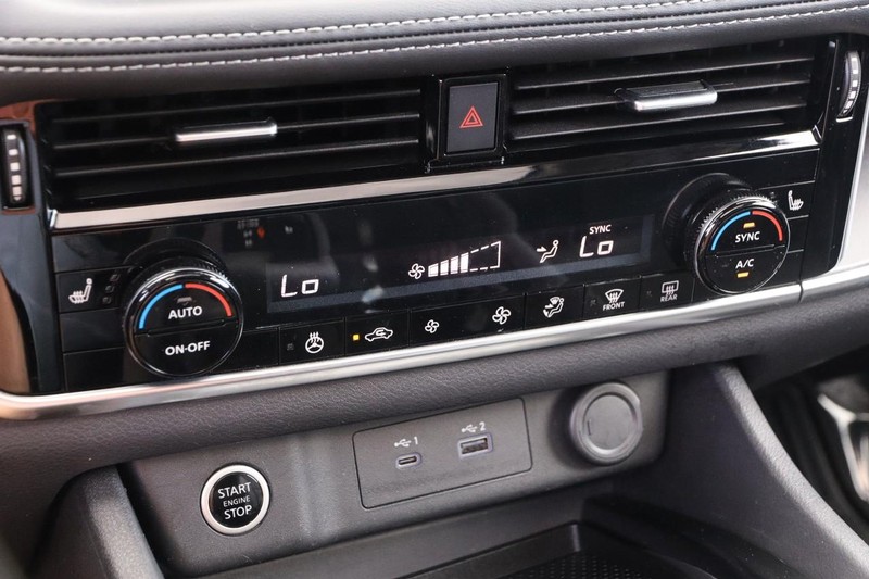 Nissan Rogue Vehicle Image 19