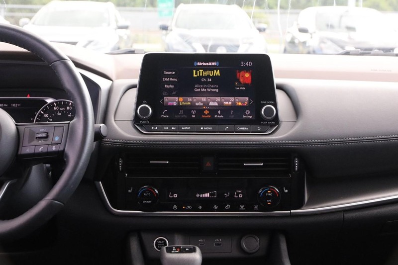 Nissan Rogue Vehicle Image 24