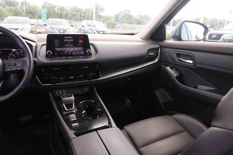 Nissan Rogue Vehicle Image 25