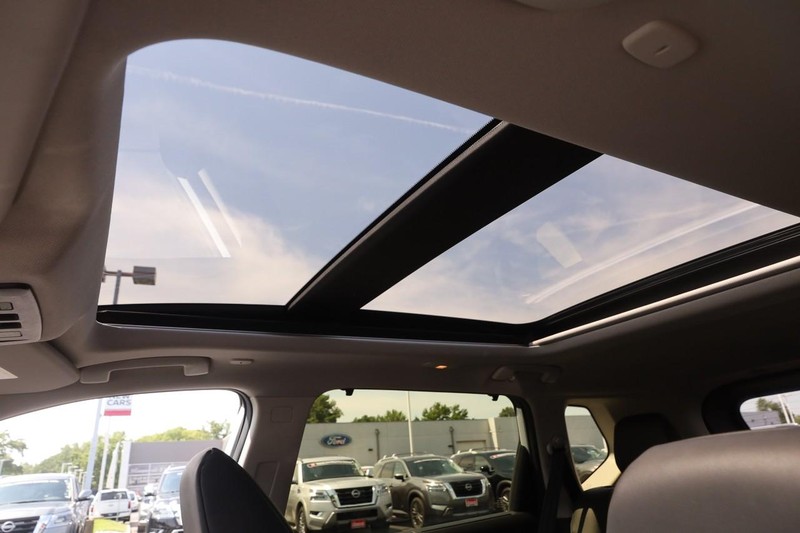 Nissan Rogue Vehicle Image 09