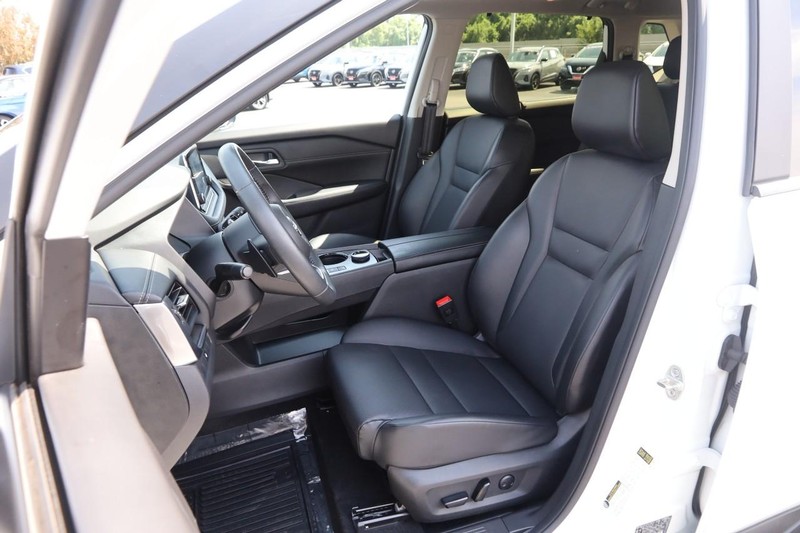 Nissan Rogue Vehicle Image 10