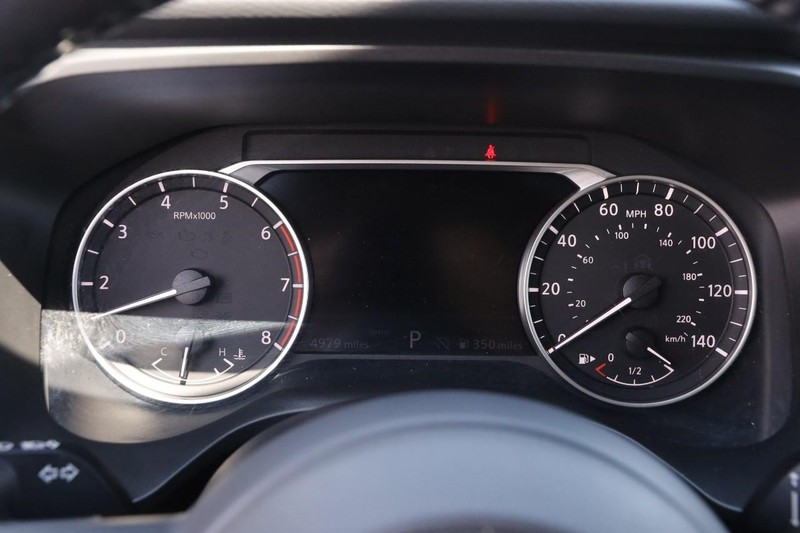 Nissan Rogue Vehicle Image 15