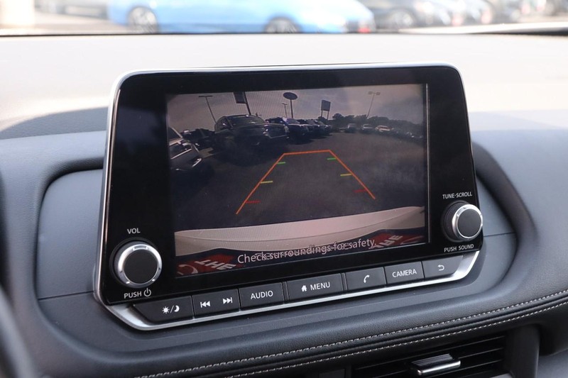 Nissan Rogue Vehicle Image 17