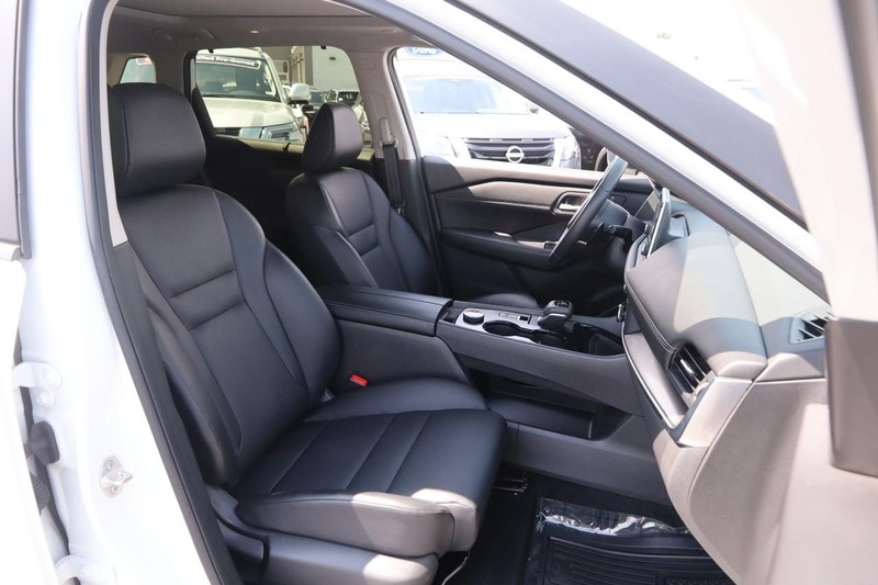 Nissan Rogue Vehicle Image 26
