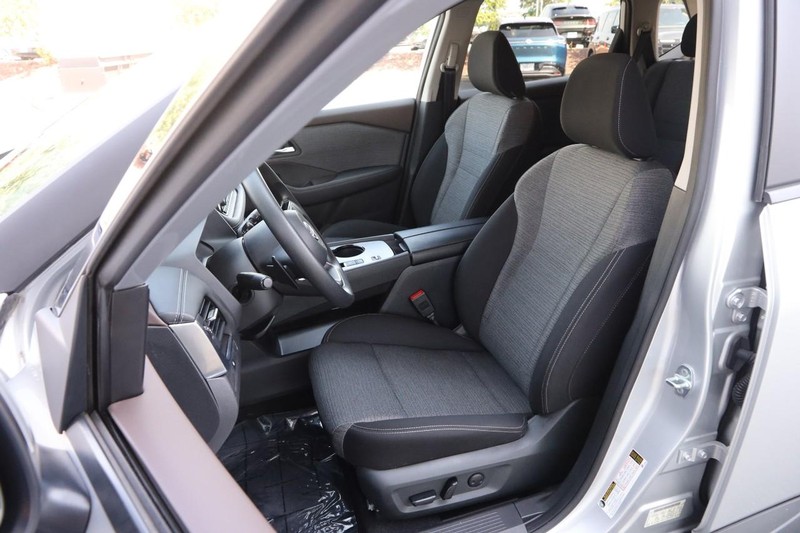 Nissan Rogue Vehicle Image 08