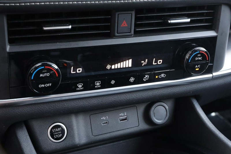 Nissan Rogue Vehicle Image 16