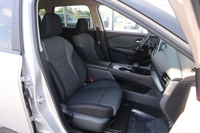 Nissan Rogue Vehicle Image 24
