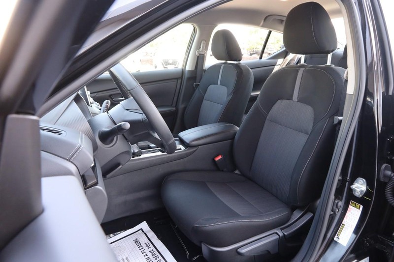 Nissan Sentra Vehicle Image 08