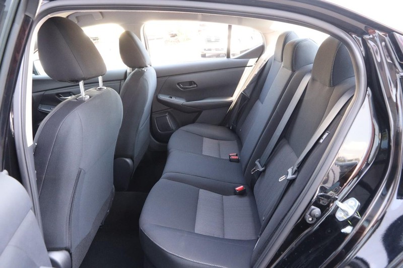 Nissan Sentra Vehicle Image 09