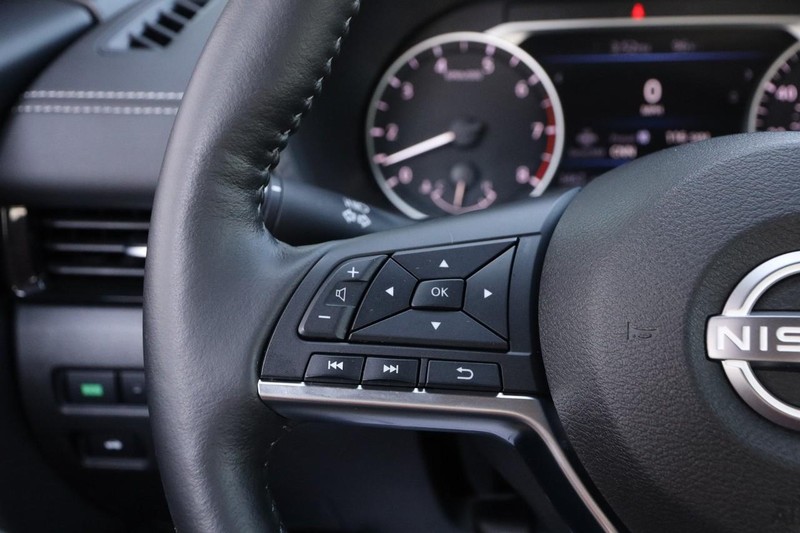 Nissan Sentra Vehicle Image 11