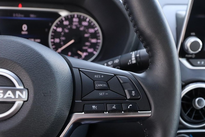 Nissan Sentra Vehicle Image 12