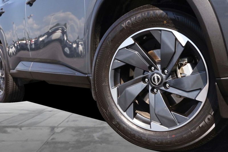 Nissan Rogue Vehicle Image 03