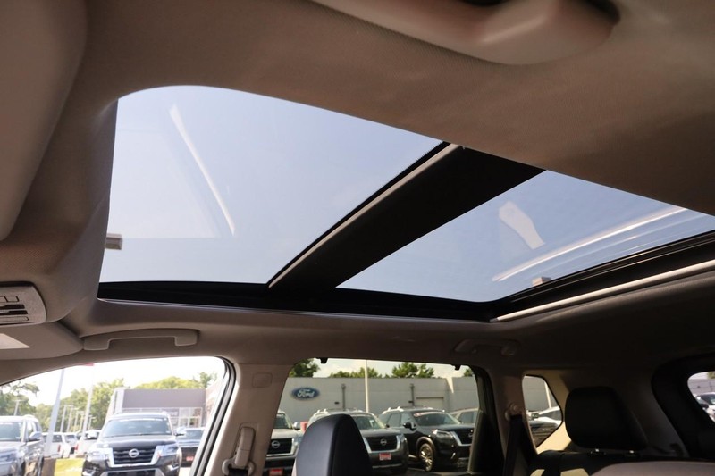 Nissan Rogue Vehicle Image 09