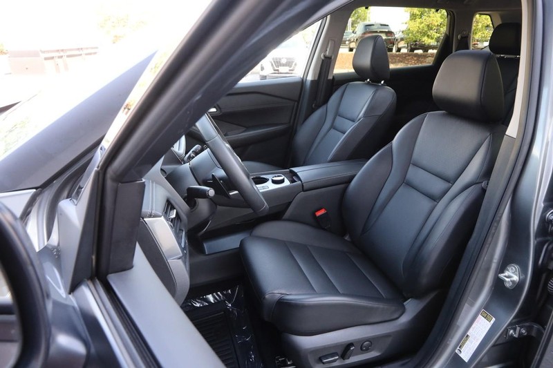 Nissan Rogue Vehicle Image 10
