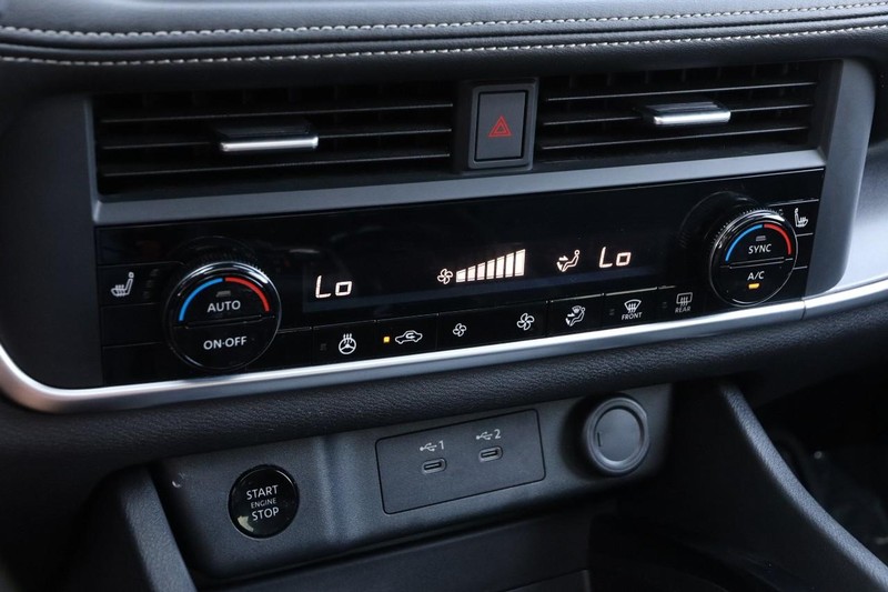 Nissan Rogue Vehicle Image 19