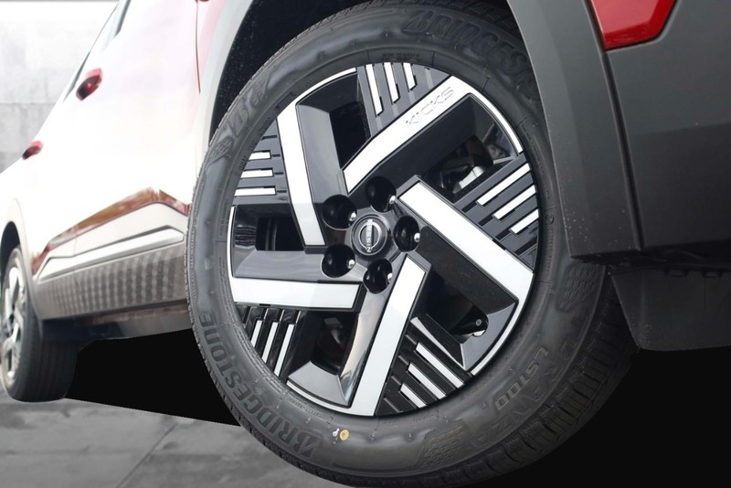 Nissan Kicks Vehicle Image 03