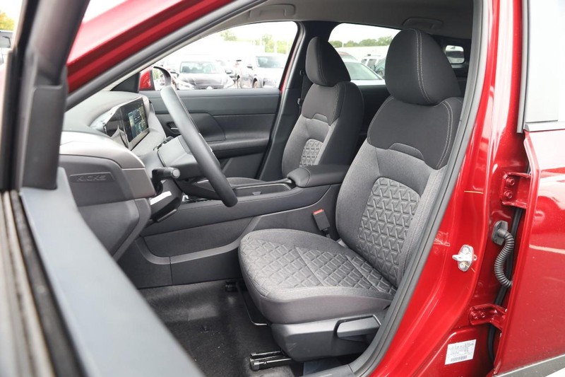 Nissan Kicks Vehicle Image 08