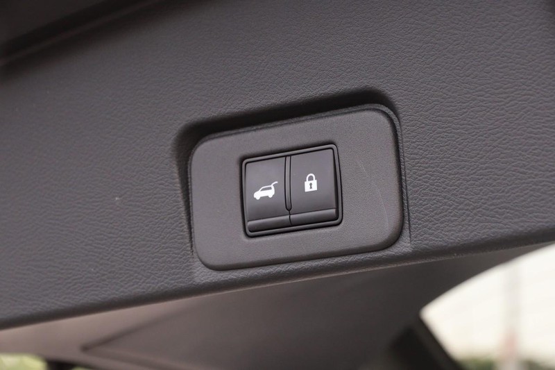 Nissan Rogue Vehicle Image 08
