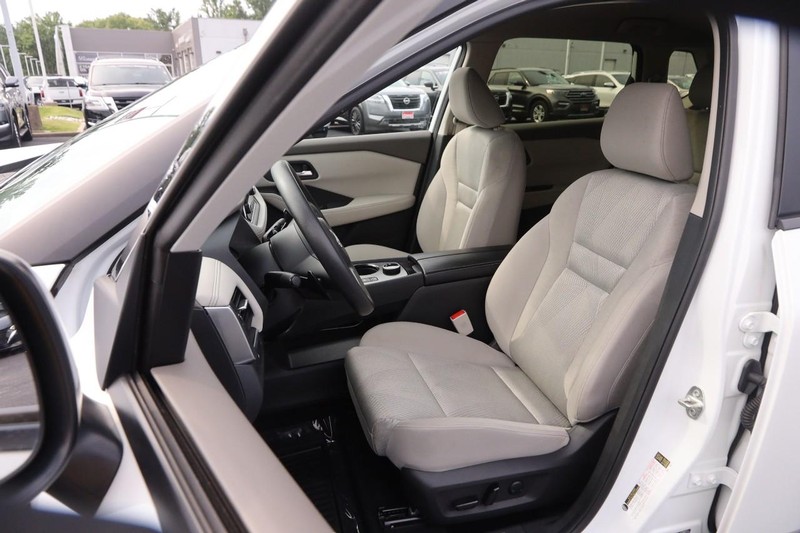 Nissan Rogue Vehicle Image 09