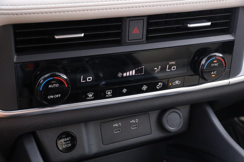 Nissan Rogue Vehicle Image 18