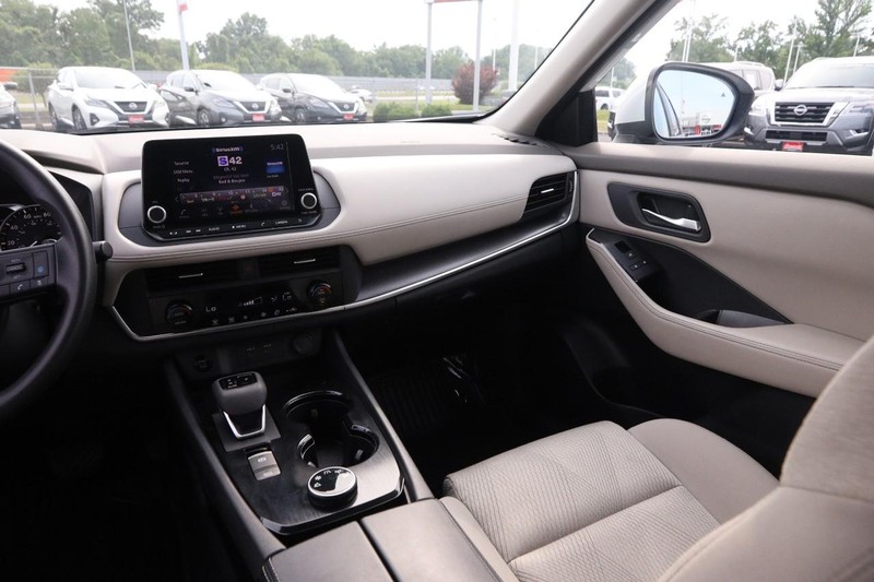 Nissan Rogue Vehicle Image 25