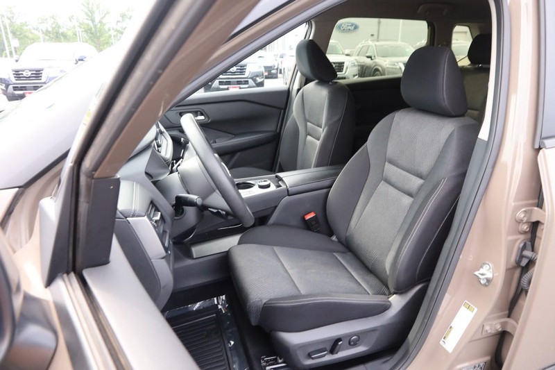 Nissan Rogue Vehicle Image 09