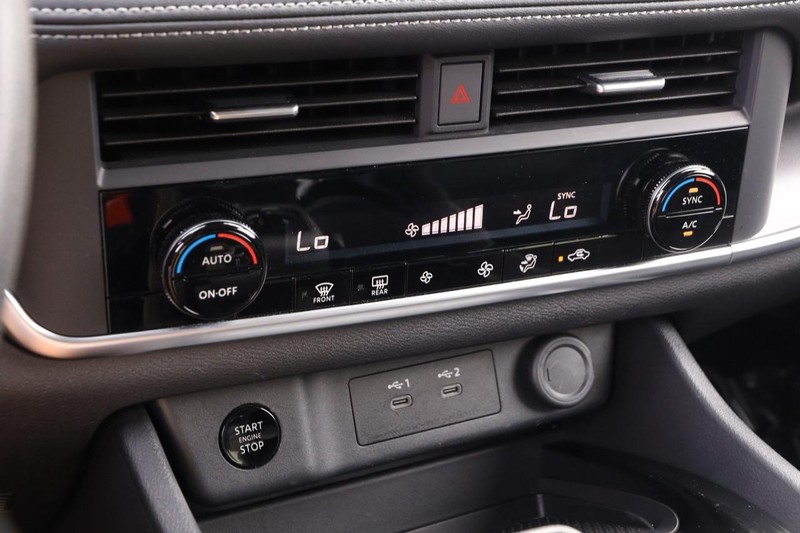 Nissan Rogue Vehicle Image 18