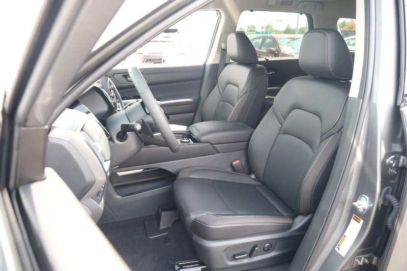 Nissan Pathfinder Vehicle Image 12