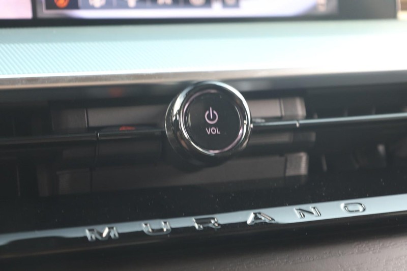 Nissan Murano Vehicle Image 17