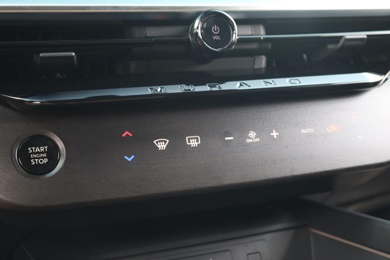 Nissan Murano Vehicle Image 18