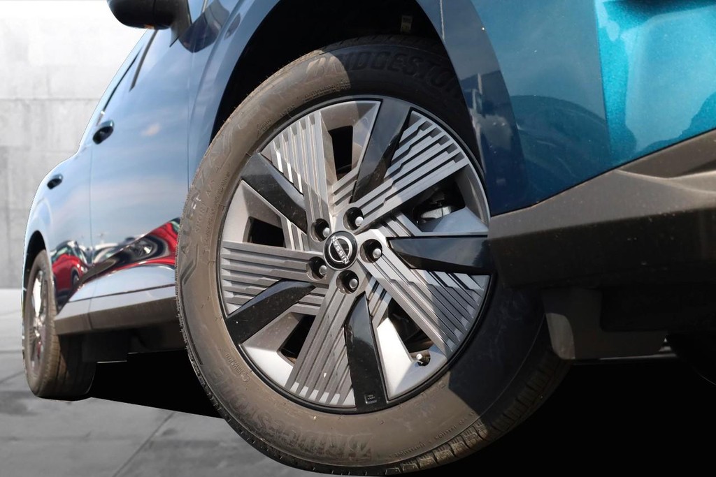 Nissan Murano Vehicle Full-screen Gallery Image 3